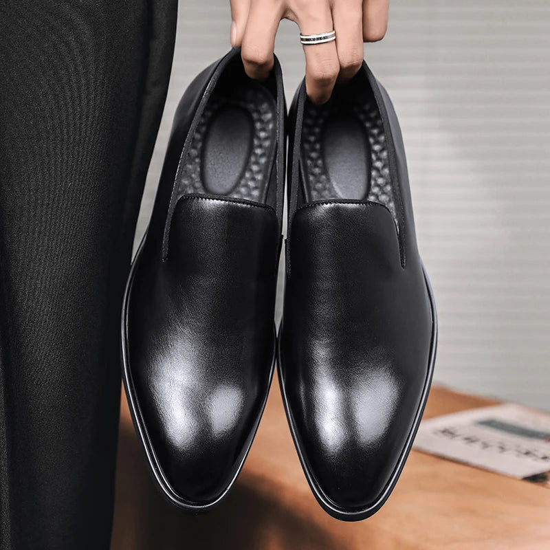 Klassische Freizeitschuhe für Herren mit roter Sohle