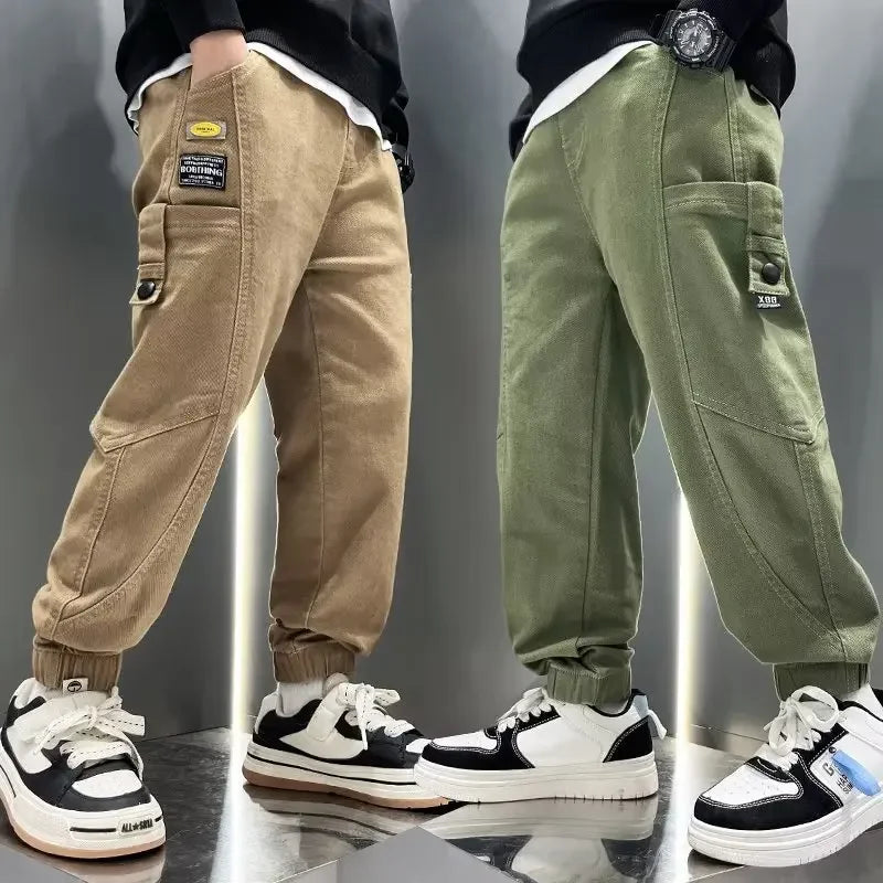 Modische Hosen für Jungen