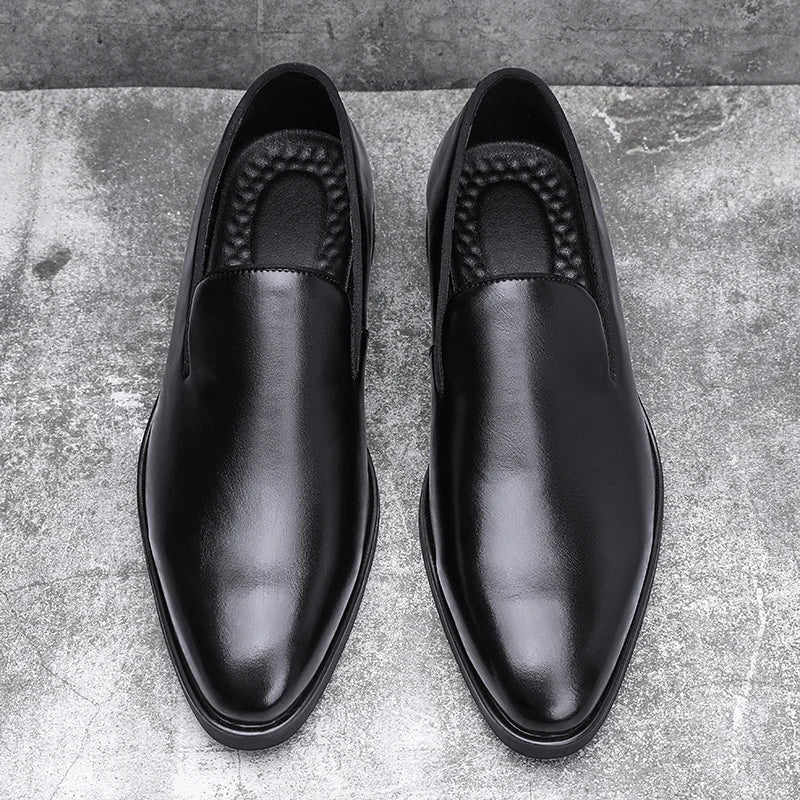 Klassische Freizeitschuhe für Herren mit roter Sohle