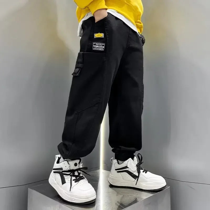 Modische Hosen für Jungen