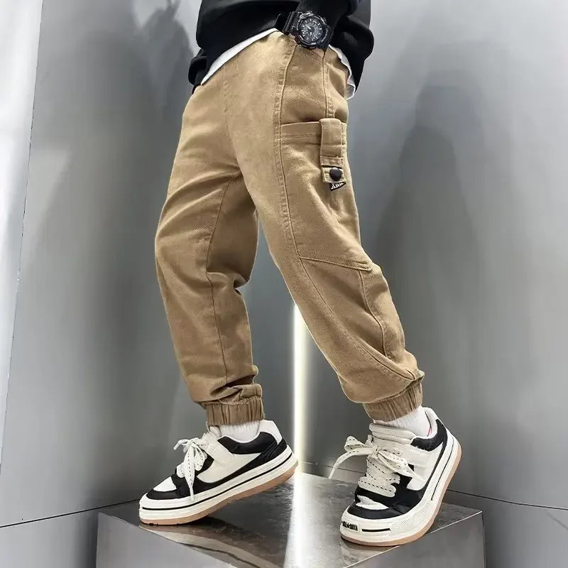 Modische Hosen für Jungen