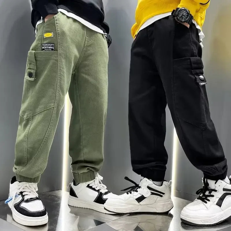 Modische Hosen für Jungen