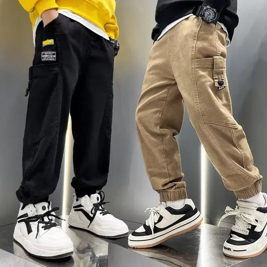 Modische Hosen für Jungen